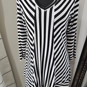 Black and White Striped Women's Top Or Mini Dresz